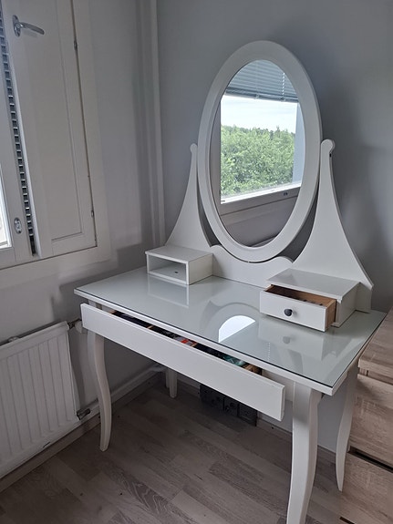 Hemnes meikki-/työpöytä