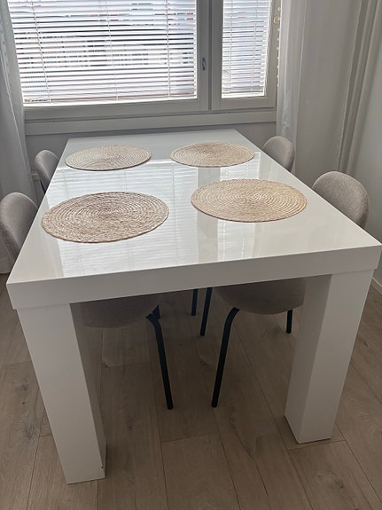VARATTU IKEA valkoinen ruokapöytä