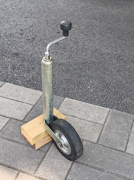 Peräkärryn nokkapyörä kampinostolla
