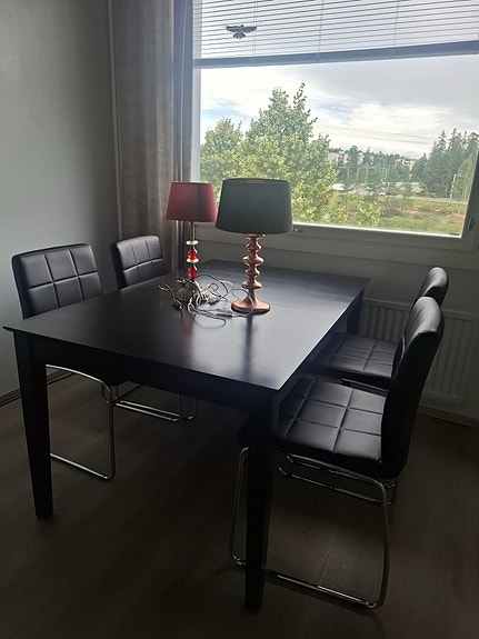 Ruokailuryhmä jatkettavalla ruokapöydällä + 4 tuolia