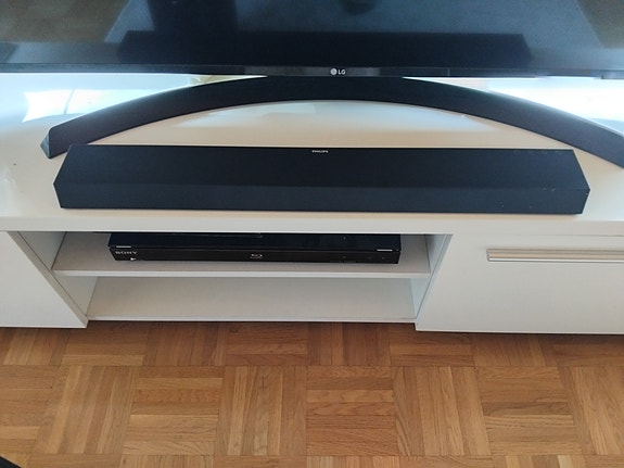 Philips soundbar johon kuuluu erillinen subwoofer!
