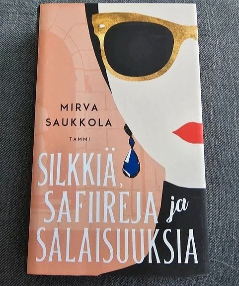 Mirva Saukkola - Silkkiä, safiireja ja salaisuuksia kirja