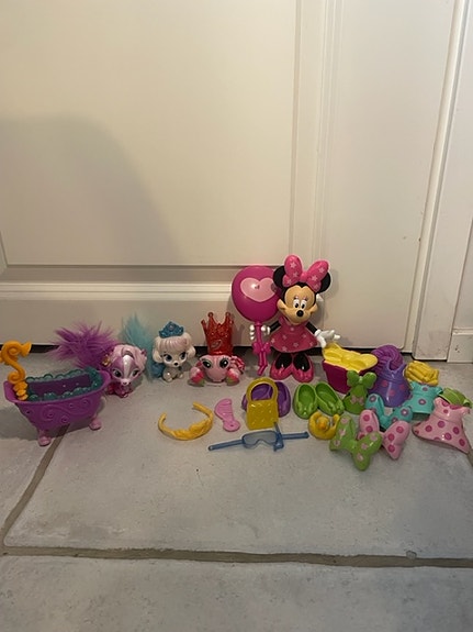 Disney-figuureja lisätarvikkeineen