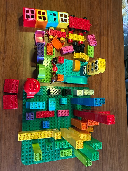 Noin 250 Lego Duplo osaa ja alustoja