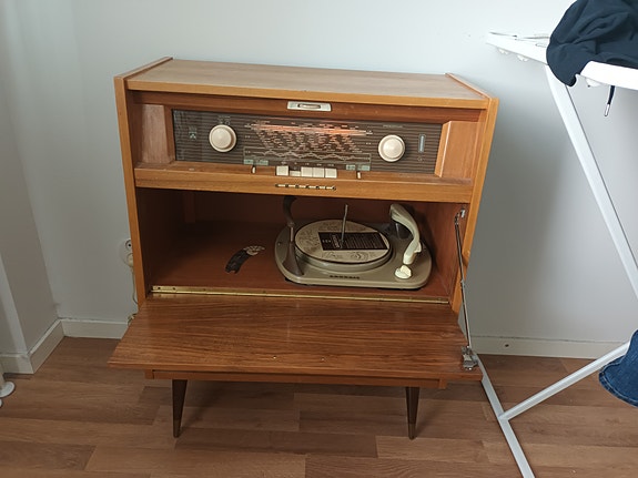 Grundig radio ja levysoitin kaappikaluste