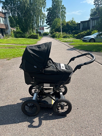 Emmaljunga mustat yhdistelmävaunut/rattaat