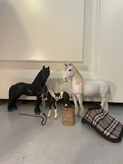 Schleich: valkoinen hevonen + varsa + tarvikkeet