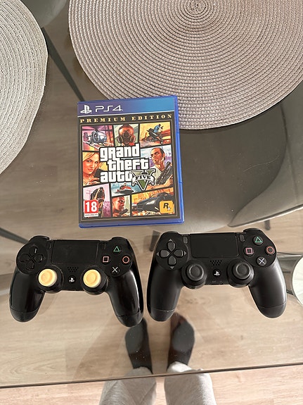 PlayStation 4 GTA V -peli ja ohjaimet