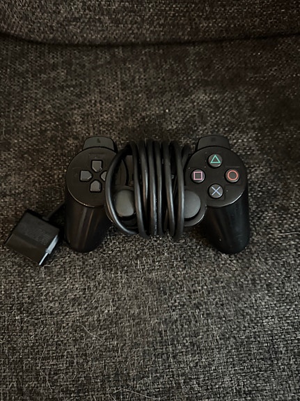 PS2 ohjaimia korjattavaksi