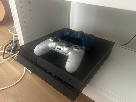 Playstation 4 + 2 ohjainta