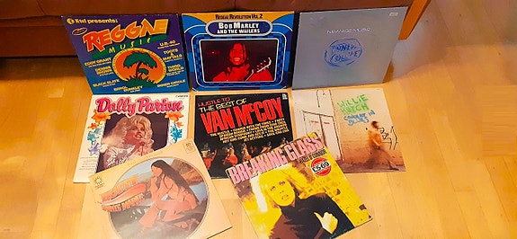 LP-levyjä Dolly Parton Bob Marley Inner Circle Willie Hitch Gibson Brothers yms
