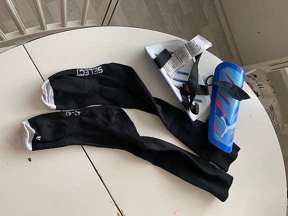 Select sukat 42-46 ja Puma säärisuojat XL