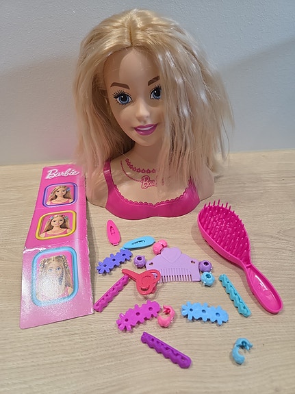 Barbie kampauspää tarvikkeilla