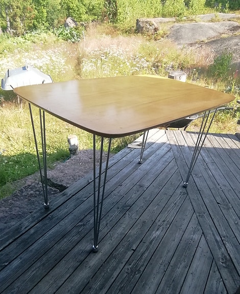 Retro pinnijalkainen ruokapöytä