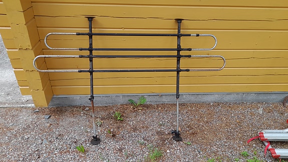 Metallinen koirakalteri farmariautoon