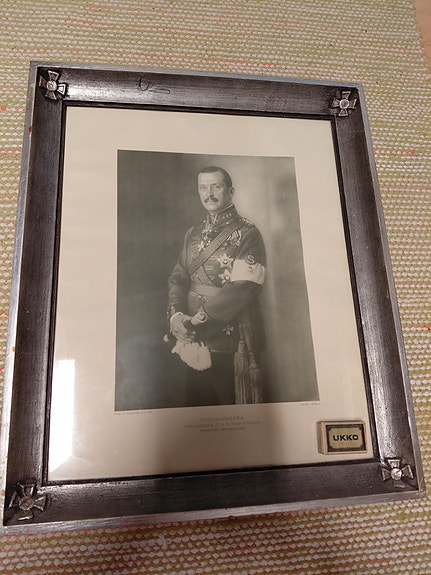 Mannerheim-taulu upeilla kehyksillä. Koko 57,5 x 48