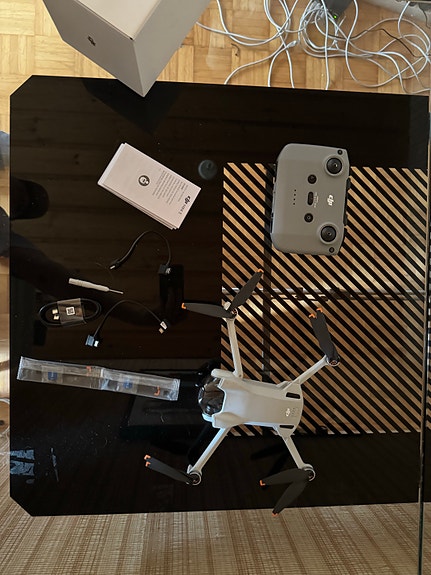 DJI Mini 3 -kamera drone kaukosäätimellä