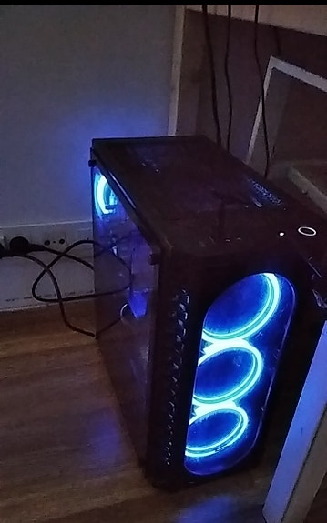Asus pelipöytäkone RGB LED-tuulettimilla