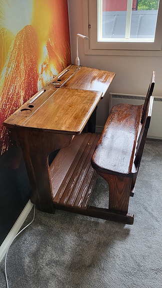 Kahden istuttava pulpetti