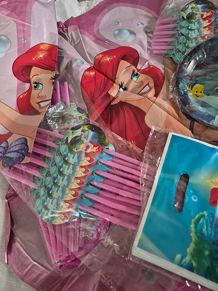 Myydään uusi Disney Ariel (Pieni Merenneito) -juhlasetti.