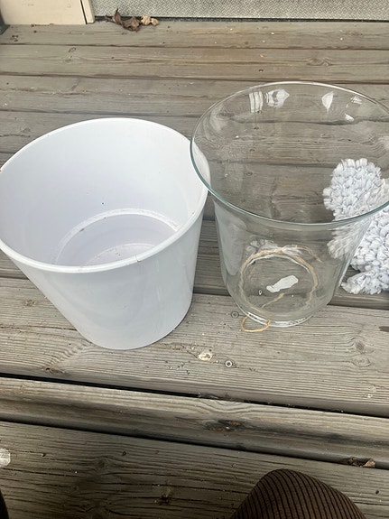 Iso kukkaruukku ja lasinen kynttelikkö