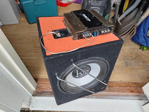 Ground Zero 12" subwoofer + vahvistin