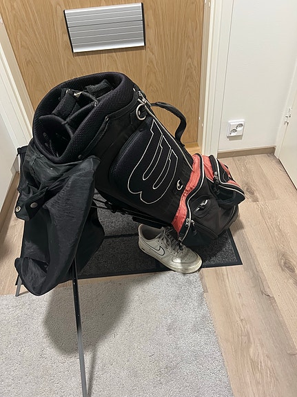 Wilson golfbägi jalustalla musta/vaalenapunainen