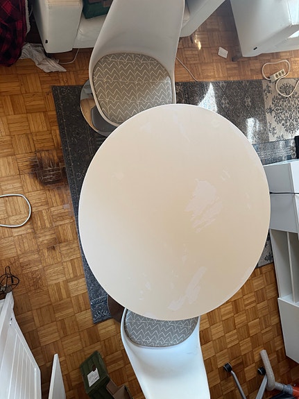 Valkoinen pyöreä ruokapöytä ja kaksi tuolia