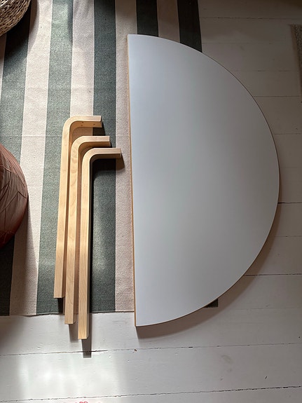 Artek 95 Alvar Aalto puolipyöreä pöytä valkoinen koivu