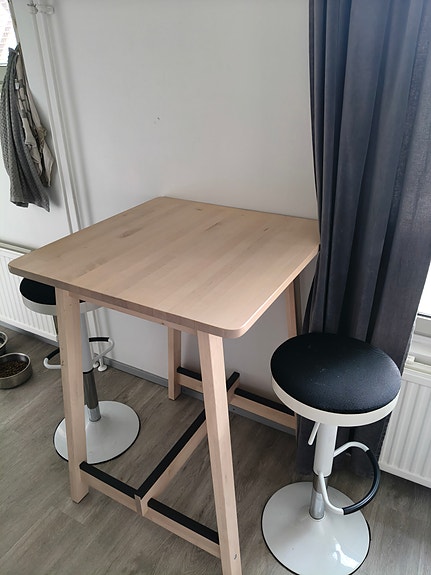 Korkea ruokapöytä plus jakkarat