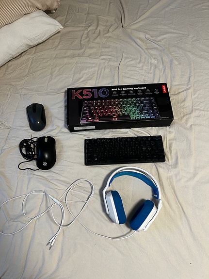Logitech hiiri, razer näppis,Lenovo näppis ja logitech kuullokkeet