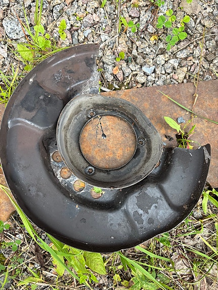 Nissan Cedric Y30 pölykapselit ja jarrukilpi
