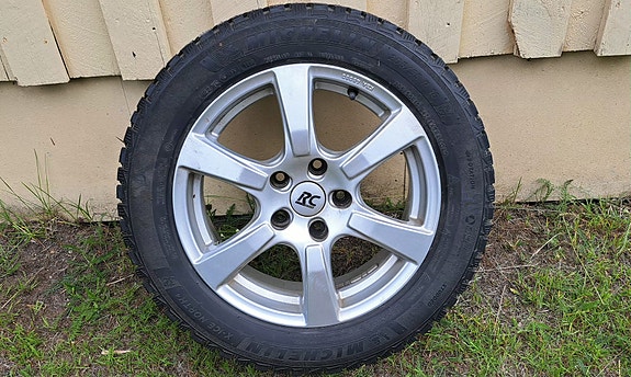 Michelin 205/55 R16 nastarenkaat vanteilla