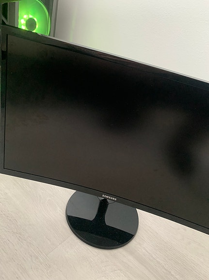Samsungin kaarevat Full HD -näytöt.