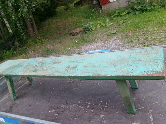 Vanha yhdestäpuusta veistetty tuvan penkki.