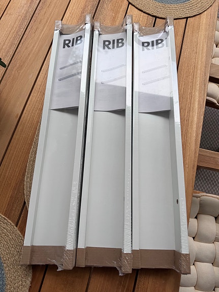 IKEA RIBBA TAULUHYLLY (3 KPL) ja IKEA LEKSVIK NAULAKKO (1 KPL)