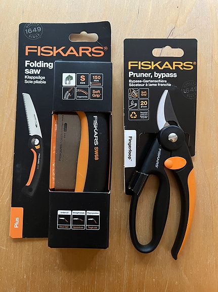 UUSI Fiskars-setti: Plus SW68 -retkisaha ja Fingerloop-oksasakset