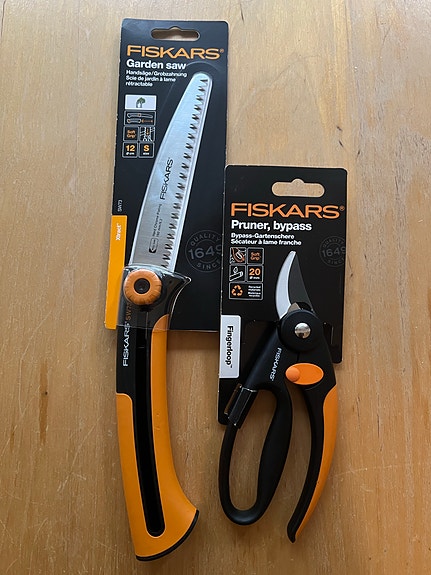 UUSI Fiskars-setti: Xtract SW73 -puutarhasaha ja Fingerloop-oksasakset
