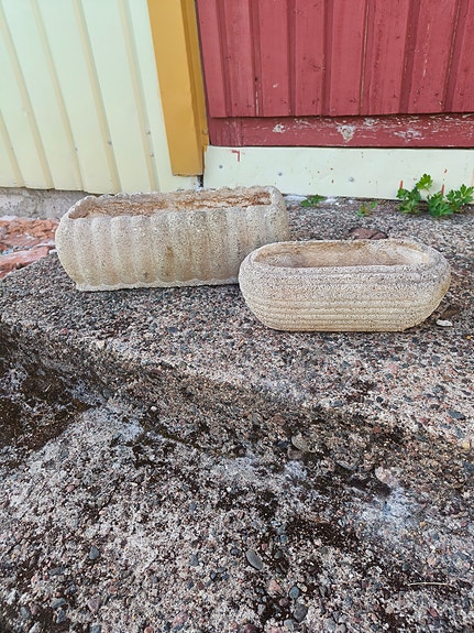 Vanhat betoni-ruukut.