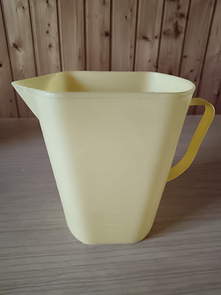 Keltainen Sarvis retro muovikannu