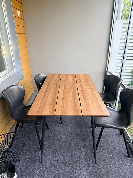 Neljän hengen ruokailuryhmä