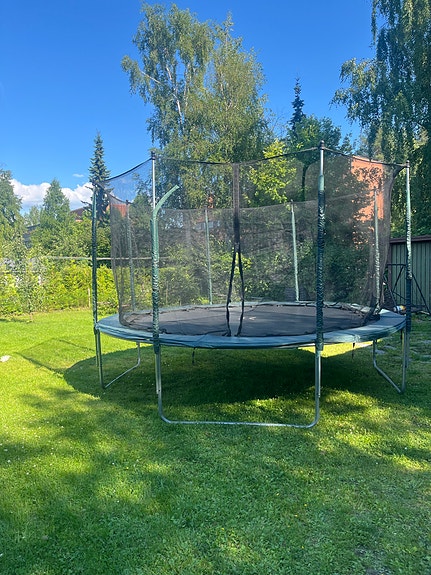 Trampoliini turvaverkolla pihalle