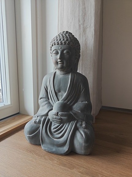 Iso harmaa Buddha-patsas