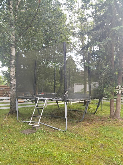 Iso trampoliini