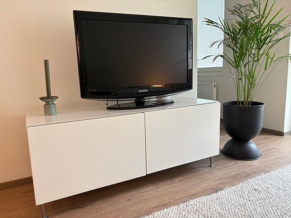 IKEA Bestå valkoinen tv-taso lasilevyllä