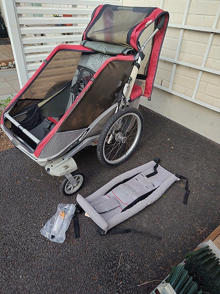 Chariot Cougar 2 -pyöräkärry lisäosalla vastasyntyneelle
