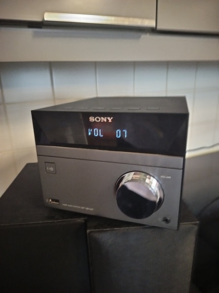 Sony mikrostereo CD-soitin ja kaiuttimet
