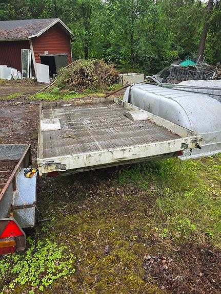 Rekisterissä olevat iso ja pieni itsetehdyt peräkärryt