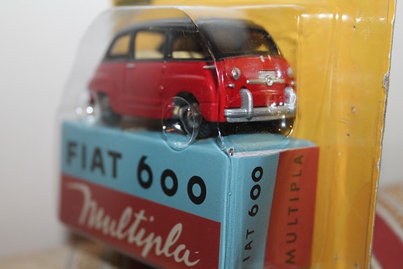 1956 Fiat 600 Multipla metalli auto 1:43 leikkiauto + pahvipaketti pienoismalli