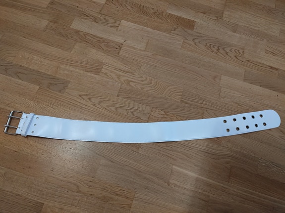 Leveä valkoinen käyttämätön vyö